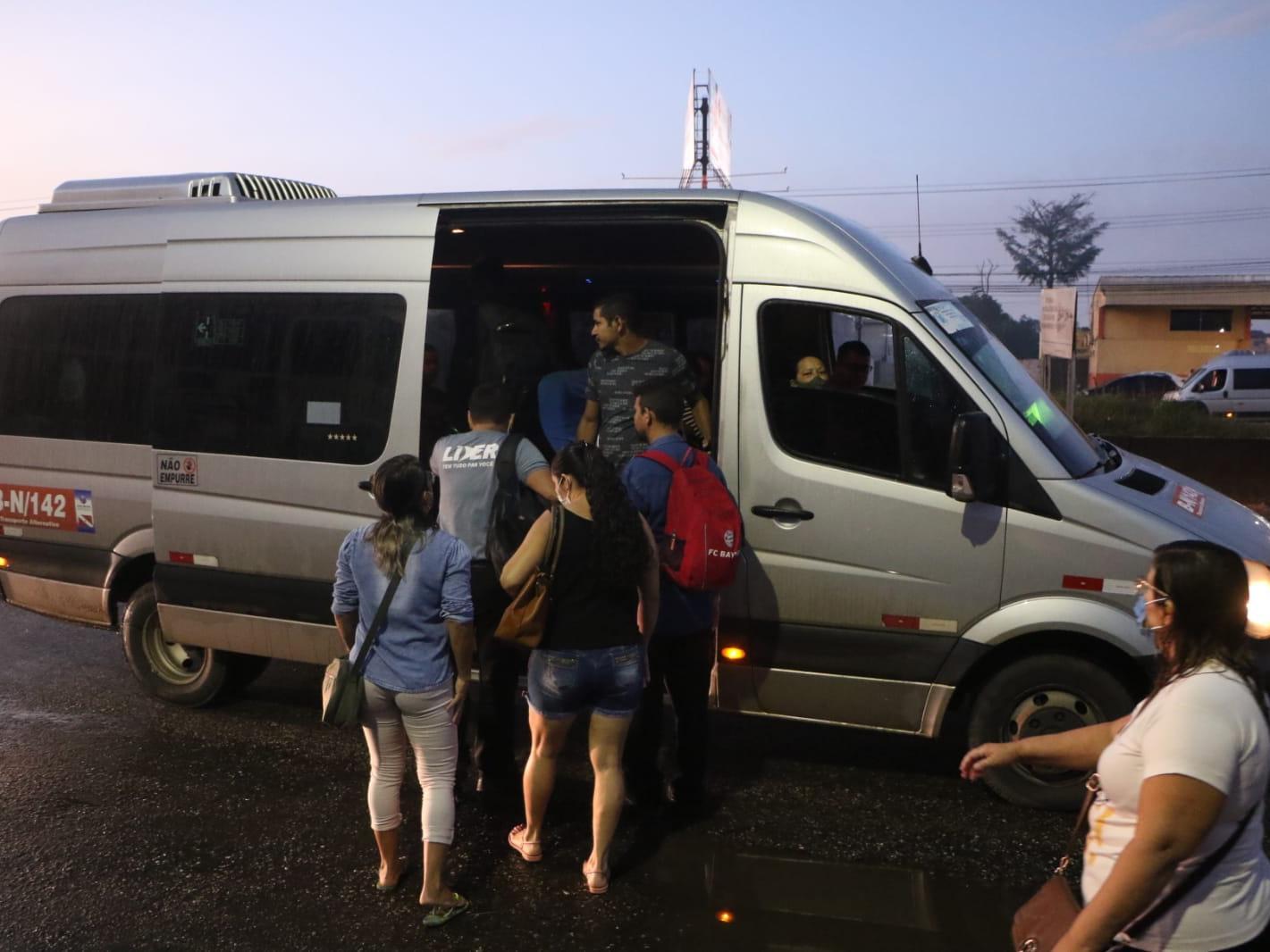O que sobrou a muitos passageiros, sem ônibus metropolitanos, foi o transporte alternativo, que teve preços que chegaram a R$ 8